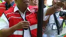 Menteri PUPR, Basuki Hadimuljono berbincang dnegan pedagang kopi keliling usai meninjau renovasi stadion di Gelora Bung Karno (GBK), Jakarta, Kamis (10/5). Basuki meninjau kesiapan fasilitas dan prasarana untuk Asian Games 2018 (Liputan6.com/Angga Yuniar)