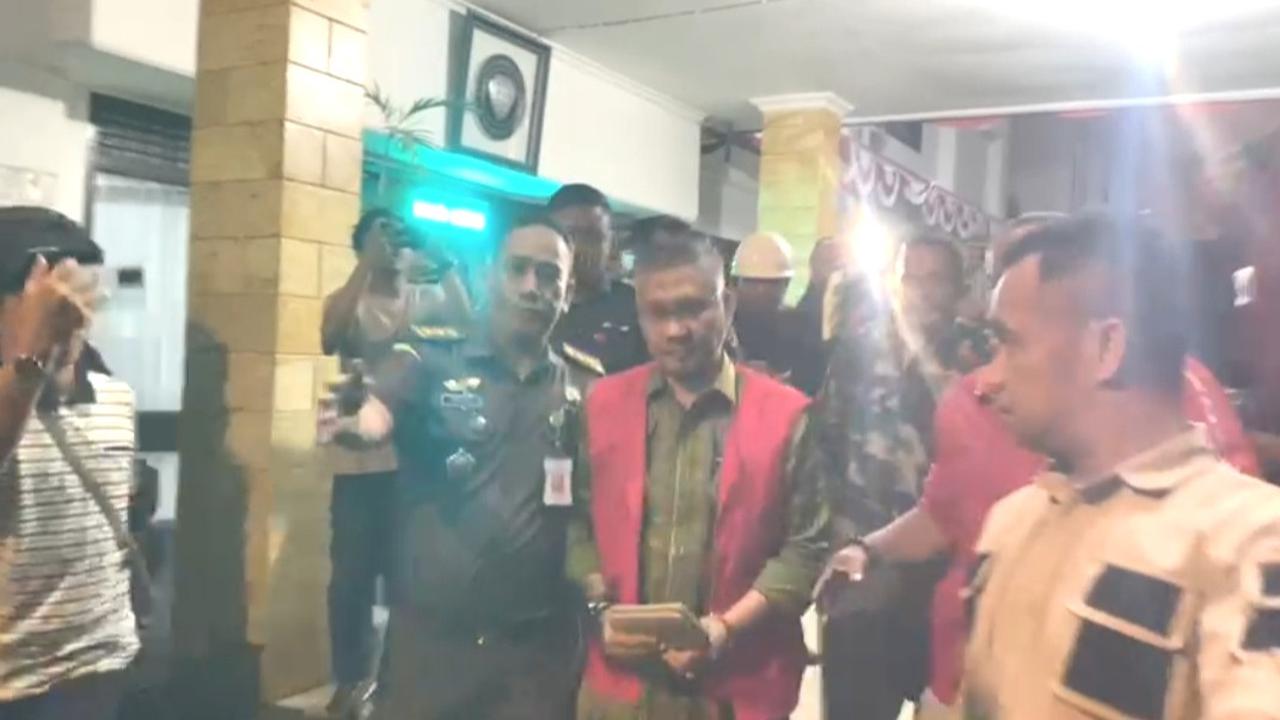 Mantan Walikota Kendari ditahan di Kejati Sulawesi tenggara, Rabu (23/8/2023).
