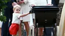 Pangeran George tampak memegangi kereta bayi sang adik, Putri Charlotte usai upacara pembaptisan Charlotte selesai di Gereja St. Mary Magdalene, Sandringham, Inggris, Minggu (5/7/2015). (REUTERS/Chris Jackson/Pool)