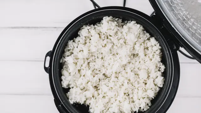 memasak nasi