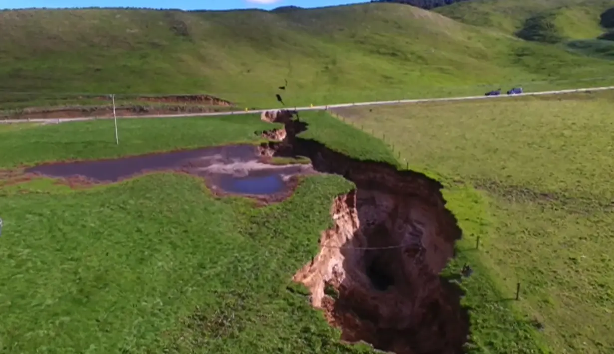 Lubang besar terlihat di peternakan sapi perah dekat Rotorua di Pulau Utara Selandia Baru (2/5). Lubang tersebut muncul  muncul setelah beberapa hari hujan lebat. (AFP Phot/TVNZ)