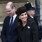 Anak ketiga dari Kate Middleton dan Pangeran William itu lahir dengan berat 3,8 kg. Saat melahirkan anak ketiga, Kate ditemani oleh Pangeran William. (AFP/Simon DAWSON/POOL)