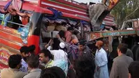 Sebuah bus sarat penumpang yang melaju dengan cepat menabrak truk trailer. "selamatkan kami, selamatkan kami'," teriak para penumpang.