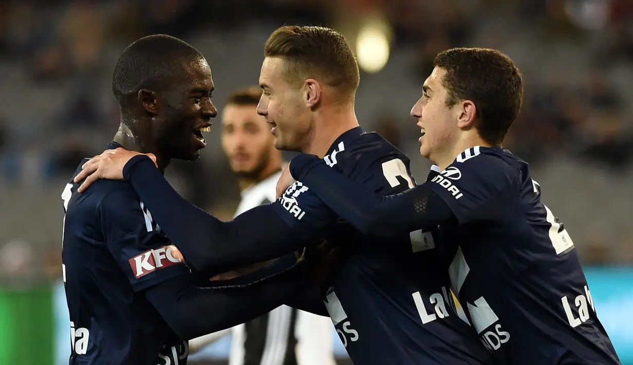 Para pemain Melbourne Victory merayakan gol Jai Ingham (tengah) saat melawan Juventus pada laga  International Champions Cup football di Melbourne, (23/7/2016). (AFP/Saeed Khan)