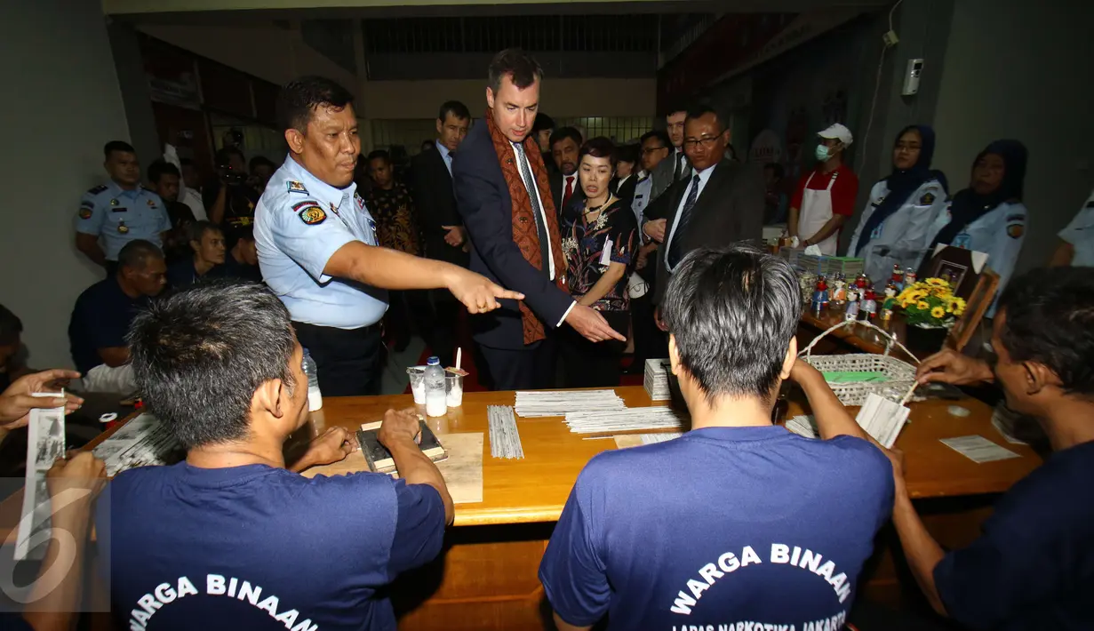 Menteri Kehakiman Australia Michael Keenan berbincang dengan warga binaan di Lembaga Pemasyrakatan Cipinang, Jakarta, Rabu (1/2). (Liputan6.com/Helmi Afandi)
