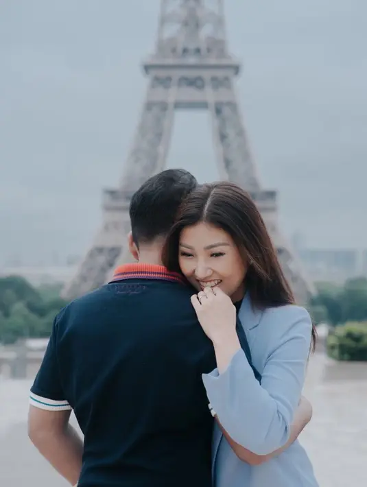 Lihat betapa romantisnya Ruben Onse saat memberikan pundaknya kepada sang istri, Sarwendah. Ia ingin membuat sang istri bahagia. (Foto: instagram.com/ruben_onsu)