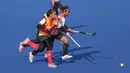 Timnas Hoki Putri Indonesia berebut bola pada sesi latihan di Lapangan Hoki, Senayan, Jakarta, Selasa (2/4/2018). Tim Hoki terus melakukan adaptasi lapangan jelang Asian Games 2018. (Bola.com/Nick Hanoatubun)