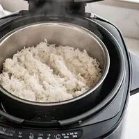 Menanak nasi dengan bawang putih untuk menurunkan kadar kolesterol (Ilustrasi dibuat AI)