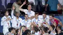 Pemain Prancis merayakan medali emas yang diraihnya dalam Kejuaraan Eropa Bola Voli Putra di Sofia, Bulgaria, (18/10/2015).  (AFP Photo/Nikolay Doychinov)