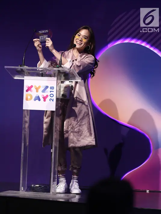 Musisi Sherly Sheinafia memegang piala saat menerima penghargaan best creator for music saat acara XYZ Day 2018 di The Hall Senayan City, Jakarta, Rabu (25/4). (Liputan6.com/Herman Zakharia)