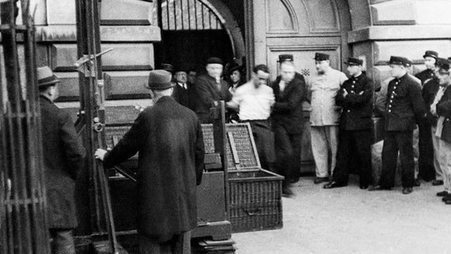 Eugen Widmann bersiap untuk dieksekusi (Getty Images)
