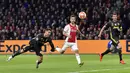 Striker Juventus, Cristiano Ronaldo, mencetak gol dengan tandukan kepala ke gawang Ajax Amsterdam pada laga Liga Champions di Stadion Johan Cruyff, Rabu (10/4). Kedua tim bermain imbang 1-1. (AP/Martin Meissner)