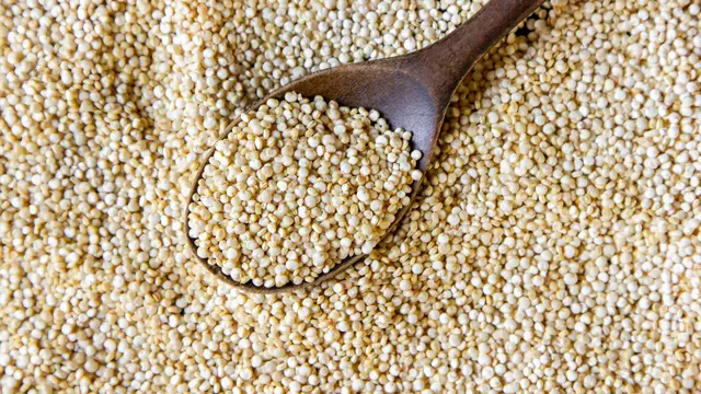 Butiran biji quinoa bersama sebuah sendok kayu (Foto Dok: Freepik/KamranAydinov)