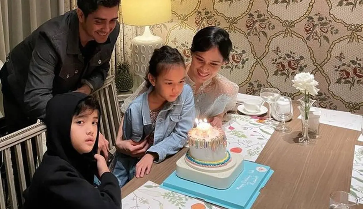 <p>Dari pernikahan itu, Renata dan Fachri dikaruniai dua orang anak. Seperti inilah potret kebersamaan keluarga ini ketika merayakan ulang tahun Renata. [Foto: instagram.com/renata711]</p>