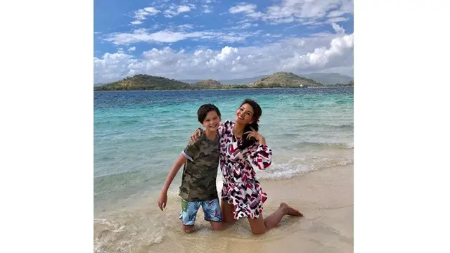5 Gaya Liburan Farah Quinn di Pantai, Mesra Bareng Anak