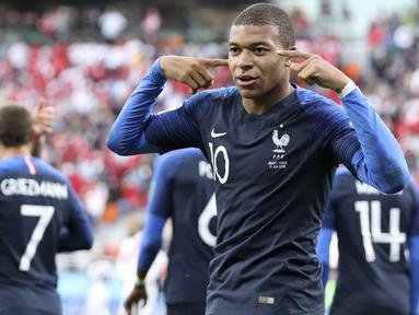 Striker Prancis, Kylian Mbappe, merayakan gol ke gawang Peru pada laga grup C Piala Dunia di Yekaterinburg Arena, Yekaterinburg, Kamis (21/6/2018). Dirinya menjadi pencetak gol termuda Prancis di turnamen bergengsi. (AP/David Vincent)