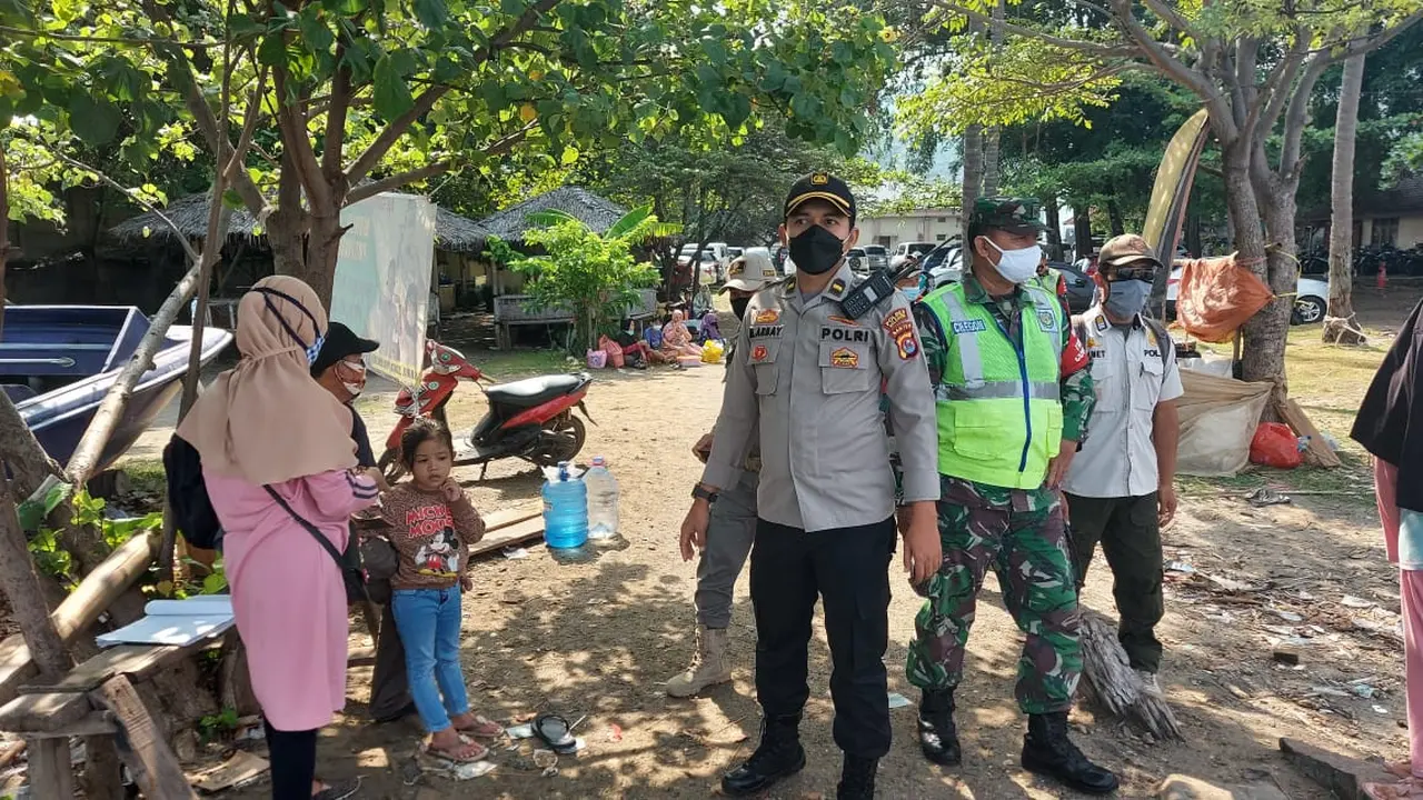 Personel Gabungan Imbau Masyarakat Kosongkan Wisata Pantai. (Minggu, 16/05/2021).