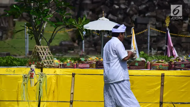 Ribuan Umat Hindu Ikuti Tawur Agung di Candi Prambanan
