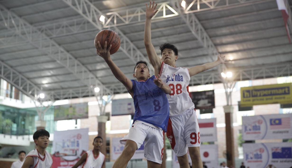 Para pebasket muda saat Kamp Penyisihan Kejuaraan Dunia Jr. NBA untuk wilayah Asia Pasifik di UPH Karawaci, Tangerang, Minggu (16/6). Nantinya akan dipilih 10 putra dan 10 putri untuk Kejuaraan Dunia. (Bola.com/Vitalis Yogi Trisna)