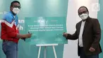 (ki-ka) Direktur Marketing LinkAja Wibawa Prasetyawan dan Direktur IT & Operations PT Bank Syariah Indonesia Achmad Syafii menandatangani MoU kolaborasi dalam menghadirkan kemudahan digital kepada masyarakat untuk mendorong transformasi transaksi digital syariah di Jakarta. (Liputan6.com/HO/BSI)