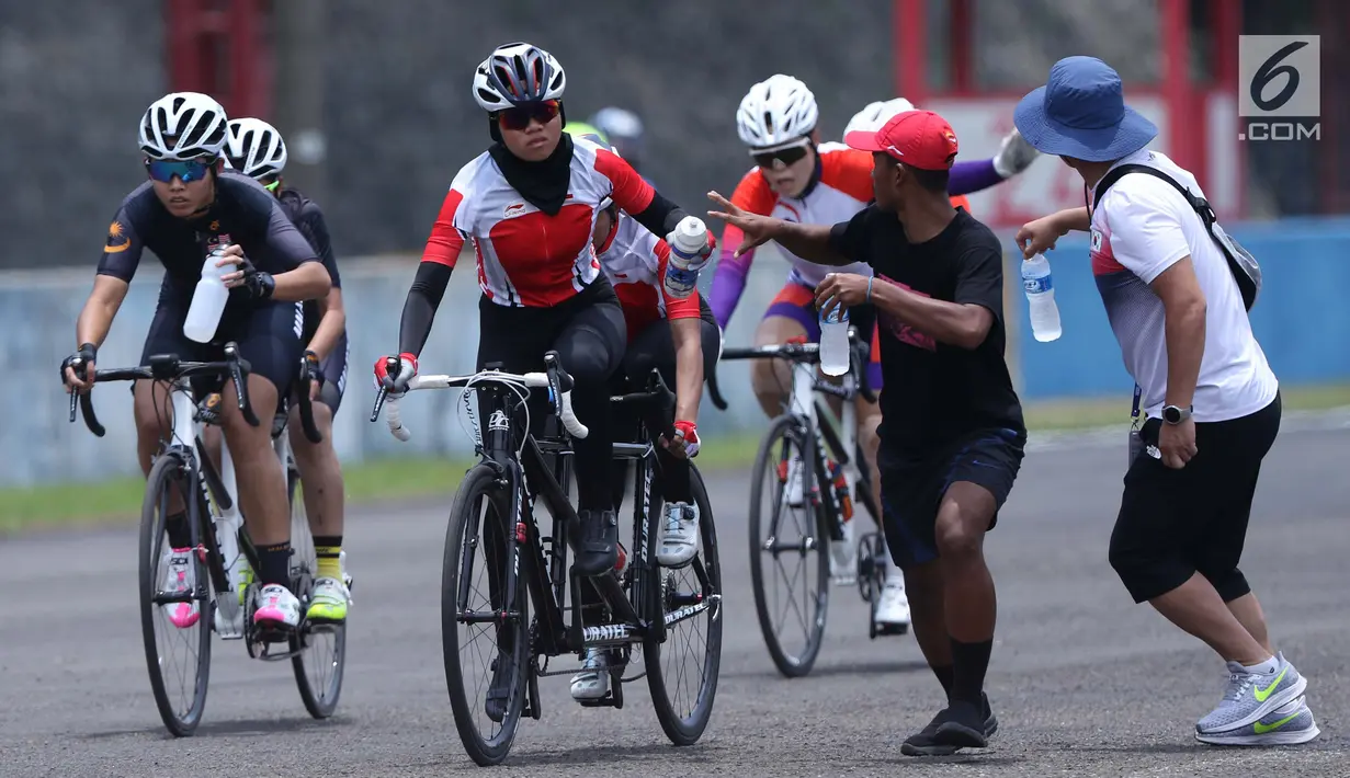 Atlet ParaCycling, Ni Mal Maghfiroh (pilot) dan Sri Sugiyanti (B) saat laga di nomor Womens B Road Race Asian Para Games 2018 di Sirkuit Sentul, Selasa (9/10). Ni Mal Maghfiroh dan Sri Sugiyanti berhasil meraih perak. (Liputan6.com/Helmi Fithriansyah)