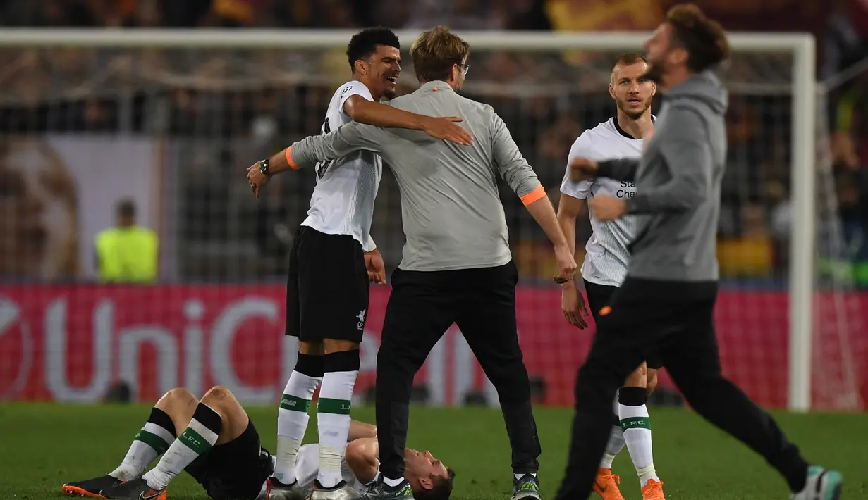 Pelatih Liverpool Jurgen Klopp memeluk para pemainnya usai pertandingan semifinal Liga Champions di Stadion Olimpiade, Roma (2/5). Liverpool takluk 4-2 atas Roma di leg kedua  dan melaju ke final usai menang agregat 7-6. (AFP Photo/Paul Ellis)