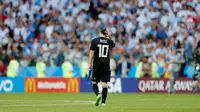 Pemain Argentina, Lionel Messi setelah gagal mengeksekusi penalti dalam  laga Grup D Piala Dunia 2018 antara Argentina dan Islandia di Stadion Spartak, Moskow, Rusia, Sabtu (16/6). Pertandingan berakhir imbang 1-1. (AP Photo/Antonio Calanni)