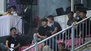 Pelatih Timnas Indonesia, Shin Tae-yong (tengah), didampingi asisten pelatih saat menyaksikan pertandingan pekan keempat BRI Liga 1 2023/2024 antara Dewa United melawan Persik Kediri yang berlangsung di Stadion Indomilk Arena, Tangerang, Jumat (21/7/2023). (Bola.com/Ikhwan Yanuar)