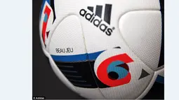 Bola resmi Piala Eropa 2016 diberi nama dalam bahasa Prancis "Beau Jeu" yang juga berarti 'permainan indah". (Adidas)