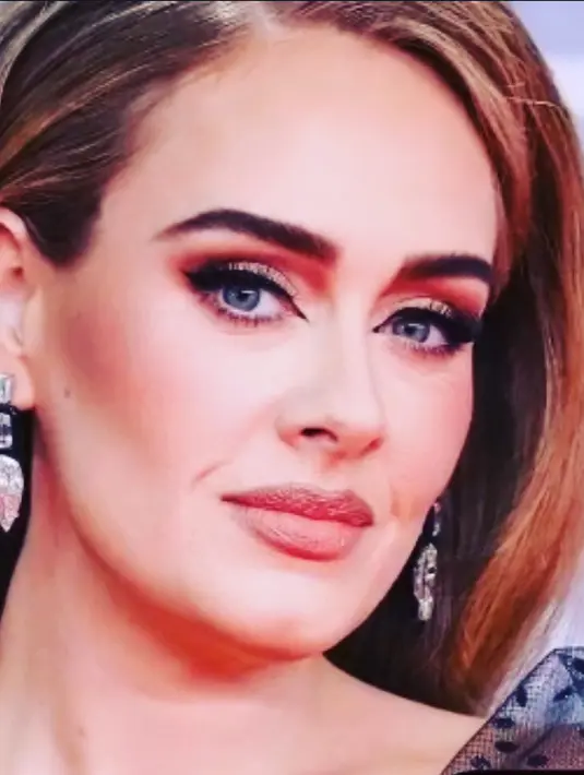 Selain cincin berlian, Adele mempercantik tampilan dengan anting-anting berlian dari Lorraine Schwartz (instagram/lorraineschwartz)