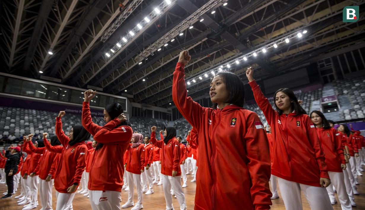 Para atlet joget bersama saat acara pengukuhan kontingen Indonesia di Istora Senayan, Jakarta, Minggu (5/8/2018). Pada Asian Games XVIII, Indonesia menurunkan 938 atlet. (Bola.com/Vitalis Yogi Trisna)