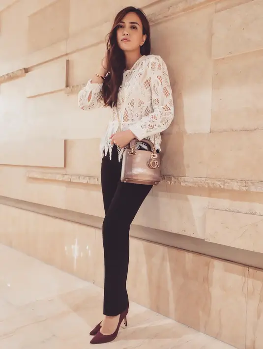 Walaupun sudah berumur 30 tahun, akan tetapi Shandy Aulia masih terlihat cantik dan awet muda. Foto: instagram.com/shandyaulia)