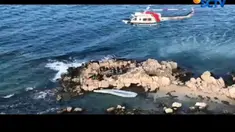 Pasukan penjaga pantai di Turki dengan menggunakan helikopter berusaha menyelamatkan para imigran di tengah cuaca buruk.