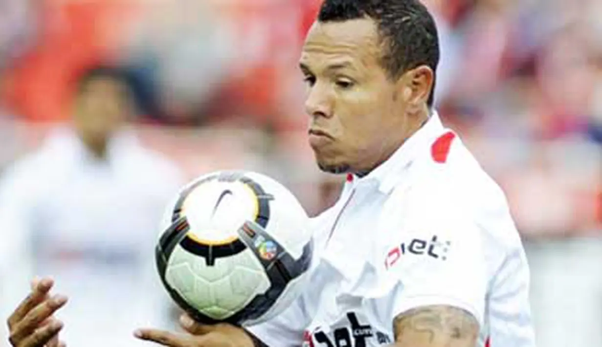 Aksi striker Sevilla asal Brasil Luis Fabiano saat laga lanjutan La Liga melawan Sporting Gijon di Ramon Sanchez Pizjuan Stadium, 17 April 2010. AFP PHOTO / CRISTINA QUICLER
