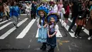 Dua gadis memakai topi bunga hias dalam Parade Paskah tahunan dan Festival Bonnet di sepanjang Fifth Avenue, New York, AS, Minggu (21/4). Parade Bonnet Easter merupakan parade pada perayaan Paskah di Kota New York yang sudah ada sejak tahun 1870. (Johannes EISELE / AFP)