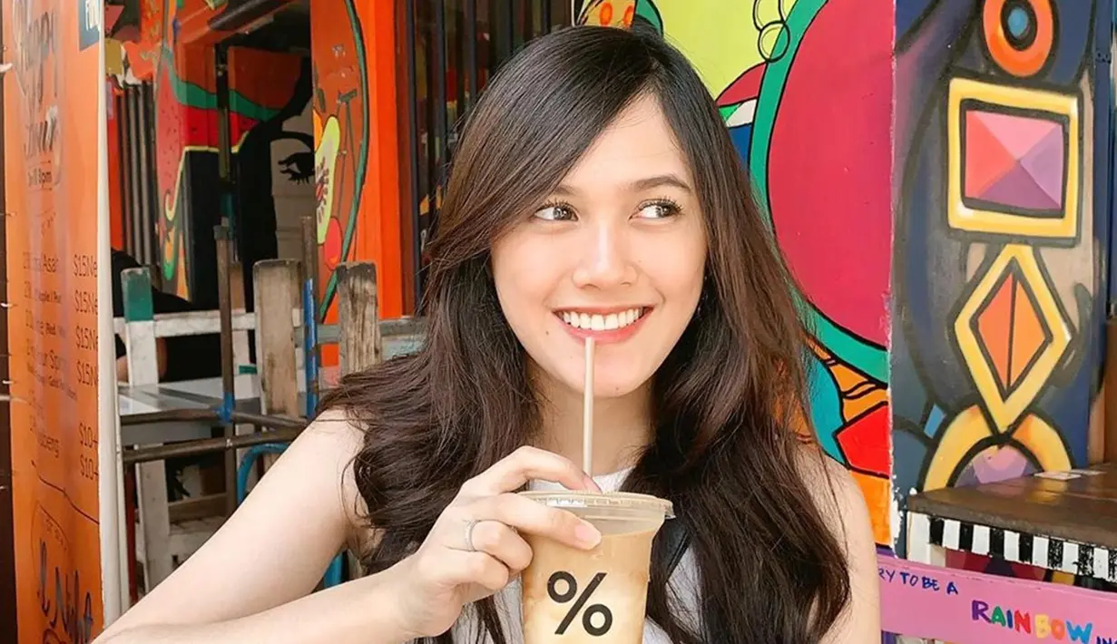 Tak kalah cantik dengan Alyssa, Annisa juga memiliki senyum manis yang sama seperti sang kakak. (Liputan6.com/IG/@annissanns)