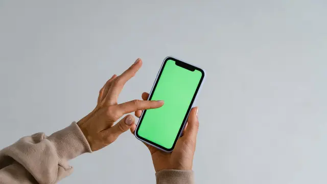Menggunakan HP (Pexels)