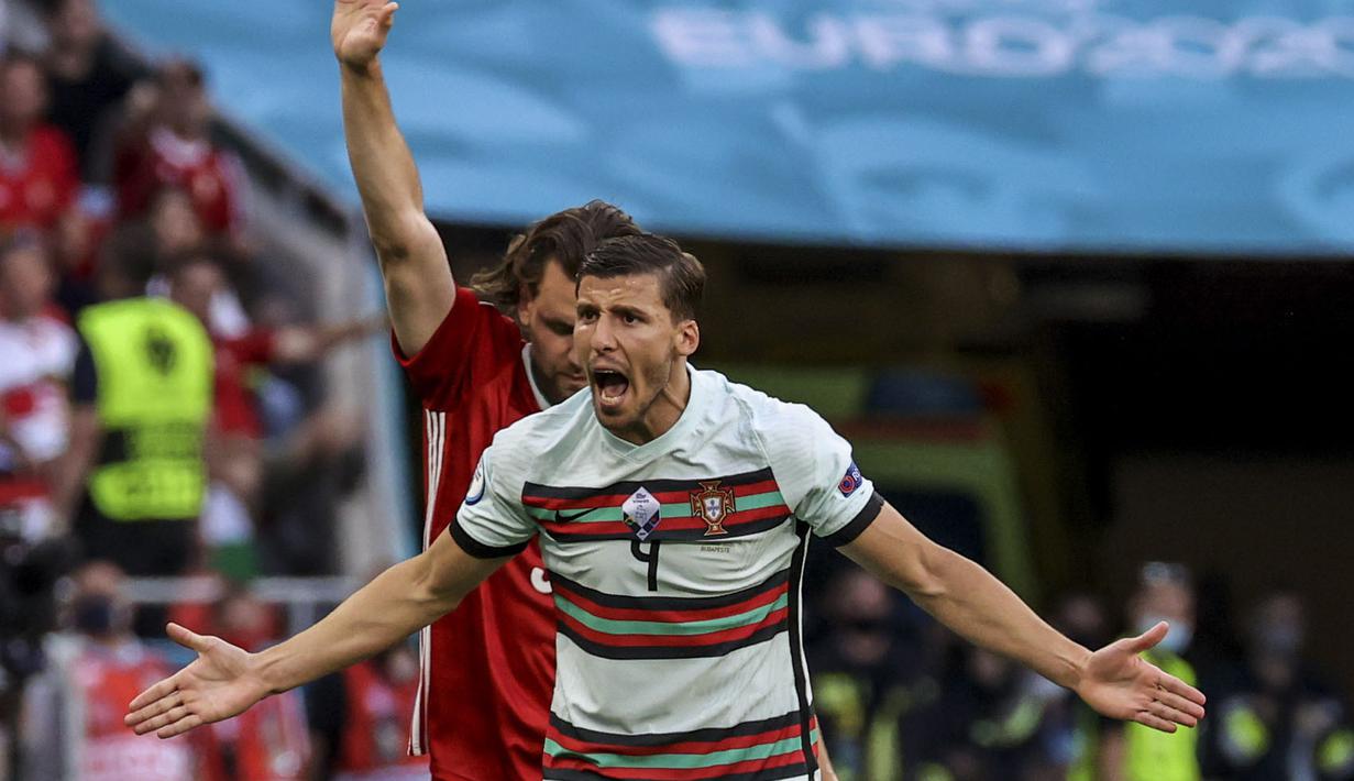 Pemain yang diketahui mendapat gelar FWP Footballer of The Years ini digadang-gadang akan menjadi bintang muda Portugal mengikuti jejak Cristiano Ronaldo. Penampilannya di Piala Eropa tahun ini banyak ditunggu-tunggu oleh para penikmat sepak bola. (Foto: AFP/)