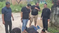 Penangkapan pelaku penculikan anak yang dilakukan personel Polda Riau. (Liputan6.com/M Syukur)