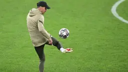Pelatih Atletico Madrid, Diego Simeone, mengontrol bola saat sesi latihan jelang laga babak 16 besar Liga Champions di The National Arena, Rumania, Senin (22/2/2021). Wakil Spanyol itu akan berhadapan dengan Chelsea. (AFP/Daniel Mihalescu)