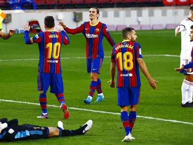 Para pemain Barcelona merayakan gol yang dicetak oleh Martin Braithwaite ke gawang Osasuna pada laga Liga Spanyol di Stadion Camp Nou,  Minggu (29/11/2020). Barca menang dengan skor 4-0. (AP/Joan Monfort)