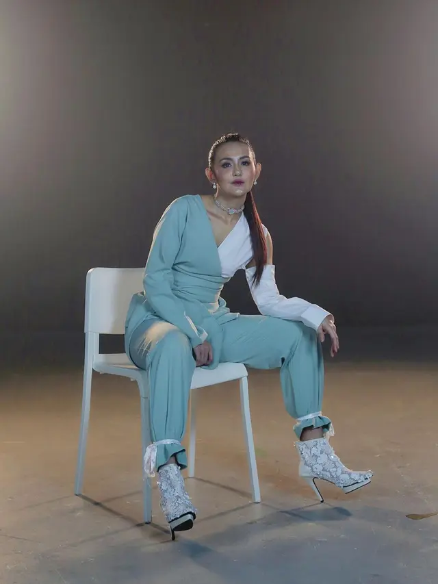 Rilis Single Lagu, Ini 7 Pemotretan Juliana Moechtar yang Curi Perhatian