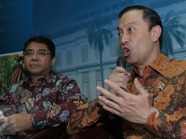 Mendag Thomas Lembong (kanan) dan Kepala BKPM Franky Sibarani memberikan keterangan pers usai rapat kebijakan paket ekonomi tiga di Jakarta, Jumat (2/9/2015). Rapat membahas desk khusus investasi tekstil dan sepatu. (Liputan6.com/Angga Yuniar)