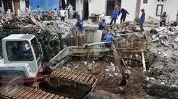 Petugas Tata Air menggunakan alat berat menambal turap yang longsor di Kalibaru, Desa Putra, Jakarta Selatan, Rabu (22/3). Selain menambal turap bocor, petugas juga mengangkat kotoran sungai agar tidak terjadi pendangkalan. (Liputan6.com/Yoppy Renato)