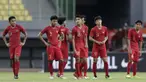 Pemain Timnas Indonesia U-19 tampak kecewa usai kalah melawan Timnas Iran U-19 pada laga uji coba di Stadion Patriot Chandrabhaga, Bekasi, Sabtu (7/9). Indonesia kalah 2-4 atas Iran. (Bola.com/Yoppy Renato)