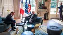 Perdana Menteri Inggris Boris Johnson menjadi sorotan setelah menaruh kaki di meja di depan Presiden Perancis Emmanuel Macron dalam kunjungan kenegaraan.(Christophe Petit Tesson, Pool via AP)