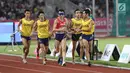 Pelari 5000 meter putra kategori T11 Asian Para Games 2018 saat laga final di SUGBK, Jakarta, Jumat (12/10). Tugas pemandu kategori T11 adalah mendampingi pelari utama mengarahkan kakinya agar bisa melaju cepat. (Liputan6.com/Helmi Fithriansyah)