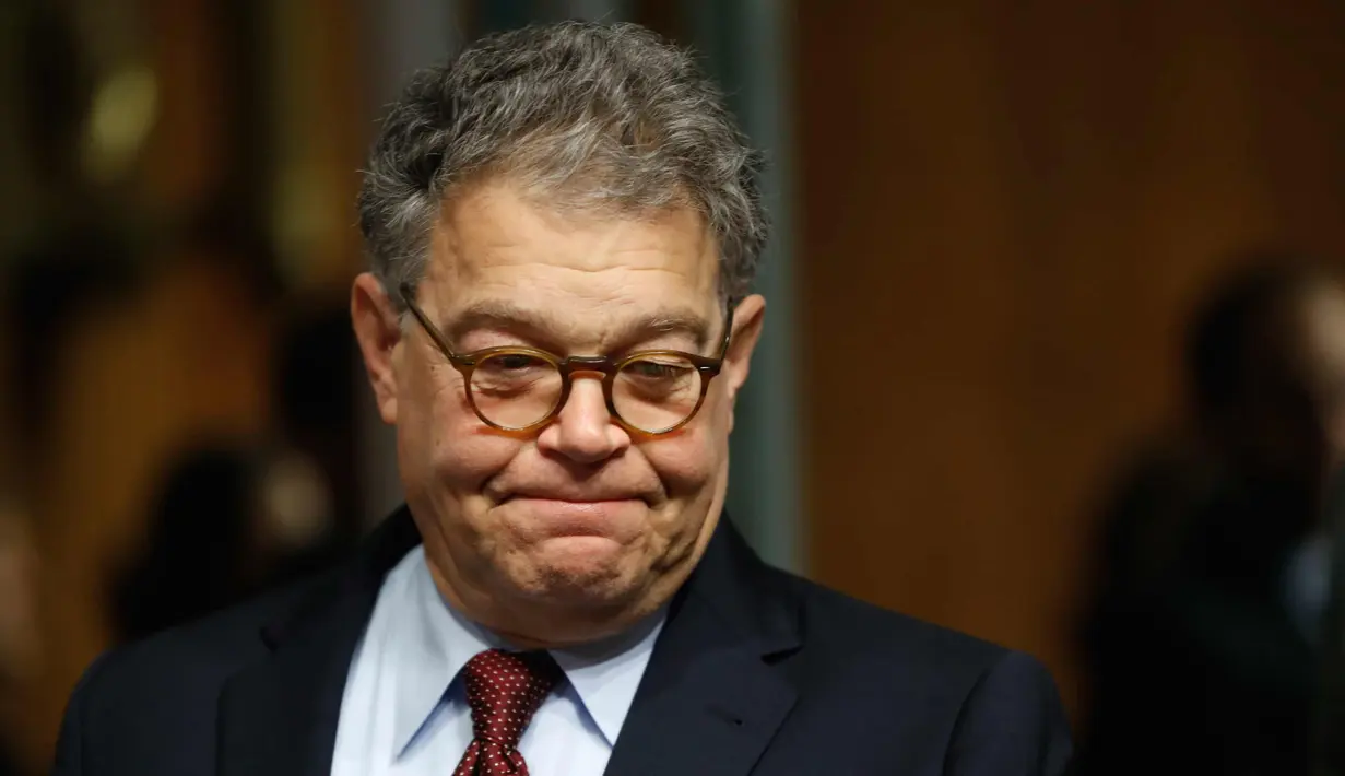 Foto arsip 12 Juli 2017, Senator AS Al Franken tiba di Capitol Hill di Washington. Franken meminta maaf pada hari Kamis setelah penyiar Leeann Tweeden menuduhnya telah meraba payudaranya saat tur USO 2006. (AP Photo/Pablo Martinez Monsivais)