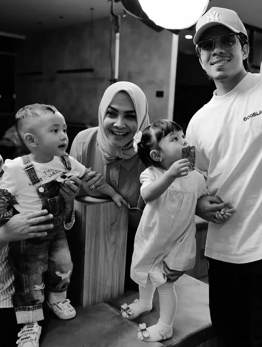 Gemas, beberapa potret yang diunggah Atta memperlihatkan Ameena berada di satu frame bersama Rayyanza. [Foto: Instagram/attahalilintar]
