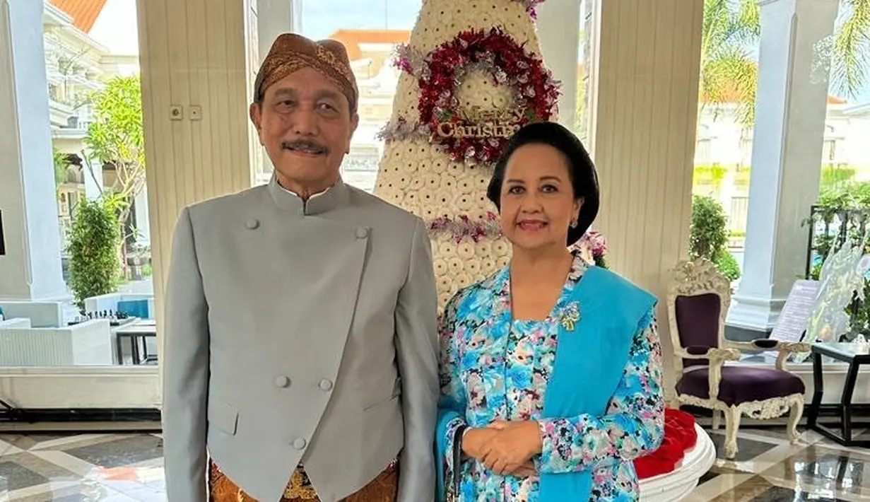 <p>Hadiri acara siraman Kaesang, Devi mengenakan kebaya kutubaru floral dan selendang warna biru yang segar. [@ pandjaitandevi]</p>